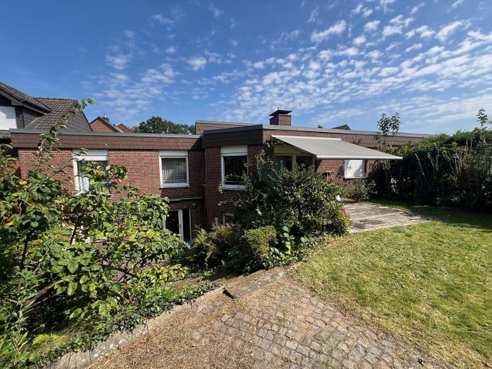 EFH mit Einliegerwhg. in Marl, Bungalow, Dämmung & Fußbodenheizung – Fassade Garten