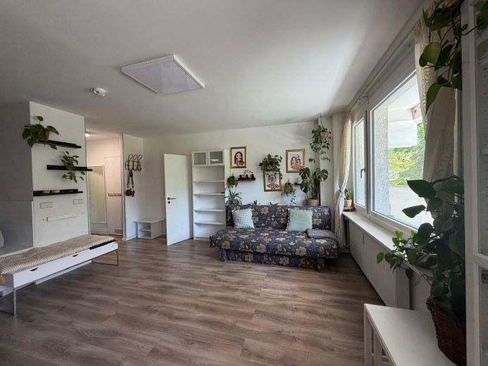 Fully Furnished 3 Room Apartment in Mitte with Guest WC – Living Room 2