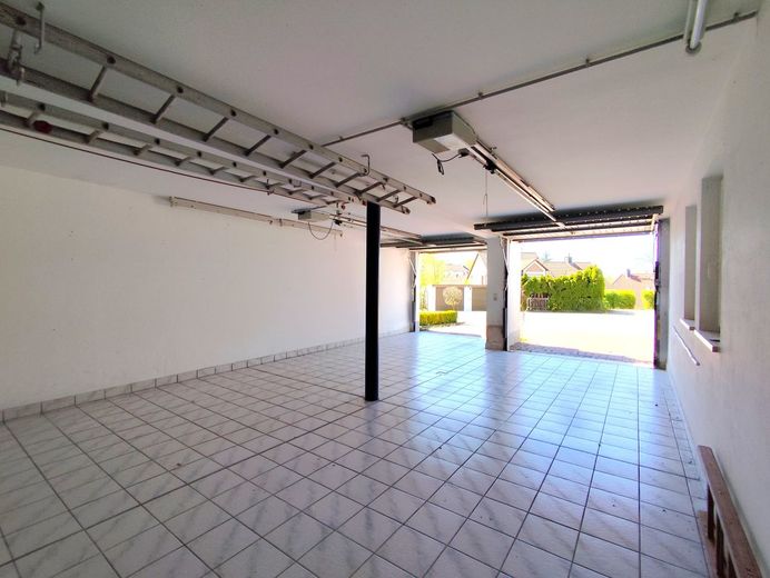 Einzigartiges Architektenhaus mit Aufzug, Panoramaterrasse und exklusivem Komfort in 95326 Kulmbach! – Garagenstellplätze