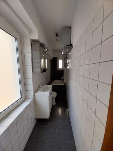 Quiet, bright 2-room apartment with new fitted kitchen in Stuttgart-West – Bad