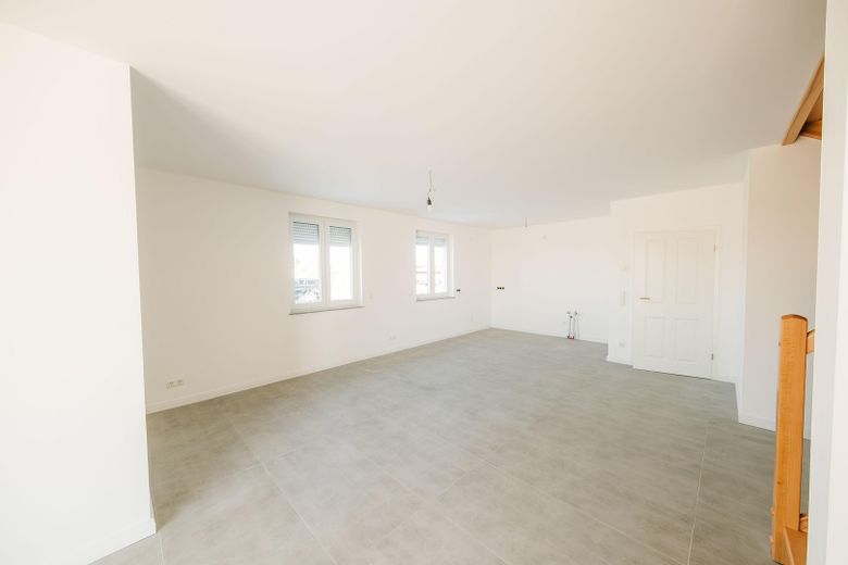 Sofort Bezugsfertig! Modernes Reihenendhaus mit Top-Ausstattung in Gallen – Wohn- und Essbereich/ Küche