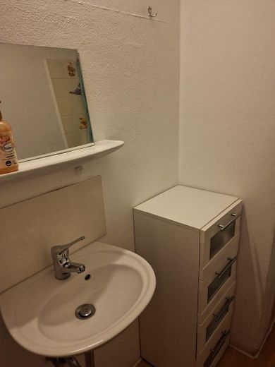 Helle Einzimmerwohnung mit Pantry Küche in zentraler Lage – Waschbecken