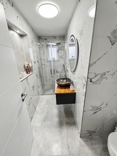 Kleines Bad mit Dusche OG