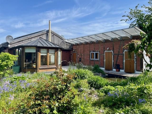 Nachhaltiger Bungalow mit Wintergarten, Garage und Garten – von Süden im Mai