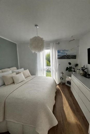 Neubau! Exklusive 3-Zimmer Wohnung mit Balkon! – Schlafzimmer