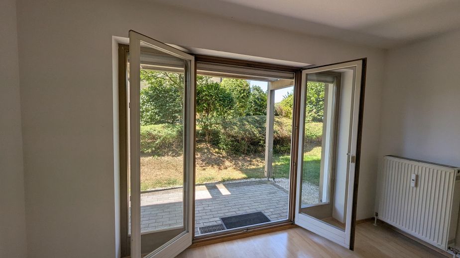 Gepflegte Erdgeschosswohnung mit Terrasse & Garage in Passau-Rittsteig – Wohnzimmer / Terrasse
