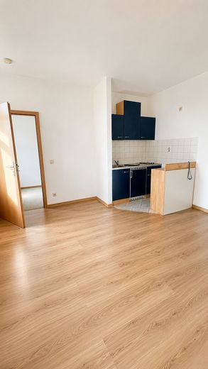 Clevere Kapitalanlage: Charmante 1-Zimmer-Wohnung in der Nähe historischer Kirche – Wohnzimmer