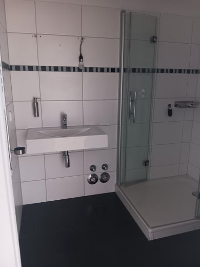 Exklusive 4-Zimmer-Loftwohnung | ca. 165 m² | TG-Stellplatz | Süd-Balkon | Frankfurt-Innenstadt – kleines Duschbad...