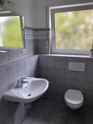 Bad (mit Duschwanne)