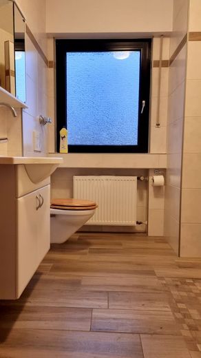 3-Zimmer-Erdgeschosswohnung, große Terrasse, ruhige/zentrale Lage – Bad 1
