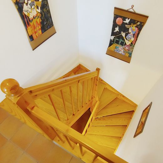 Avis aux investisseurs : duplex habité et meublé de 4 pièces avec cuisine, salle de bains et WC supplémentaires, dans un quartier calme proche du centre – Treppe von oben
