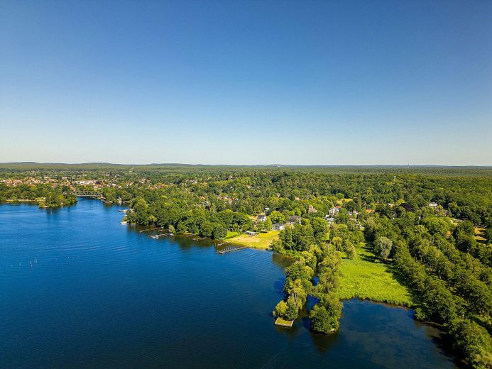 Будинок у будинку із садом на мальовничій ділянці біля води, приватна гавань – Фотографія 1