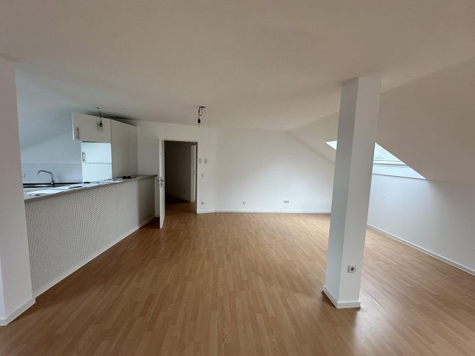 Bright 2-room attic apartment with fitted kitchen in a central location – Wohn- / Esszimmer