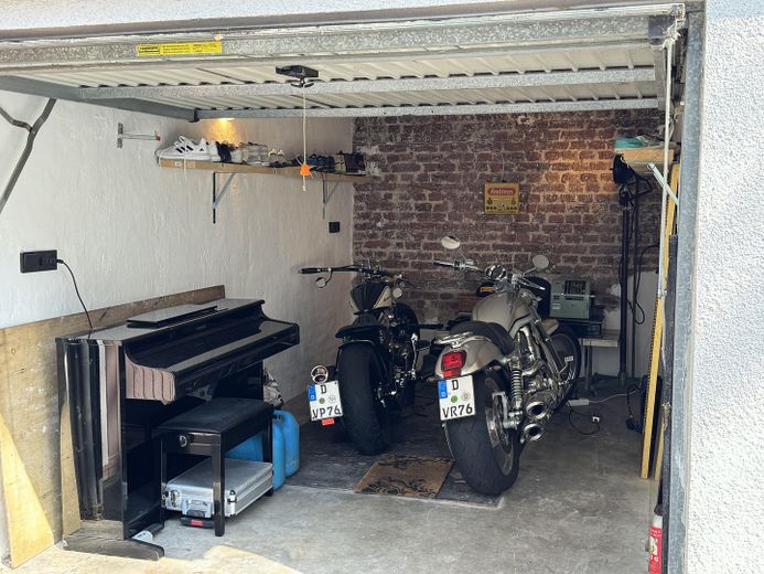 Garage Links neben Haustür