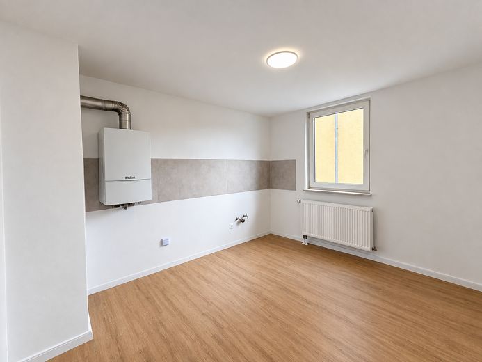 Primera ocupación | Apartamento de 3 habitaciones con balcón en LU-Sur – Küche mit Einbauküche