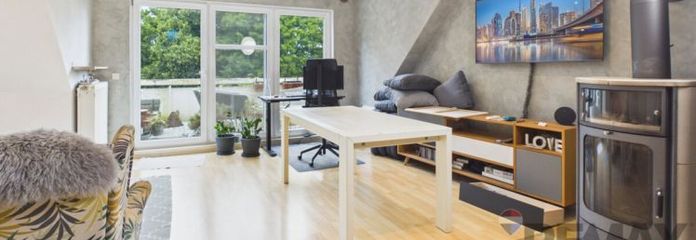 Großzügige Dachgeschoss-Maisonettwohnung mit Sonnenbalkon und Kaminofen in Laboe