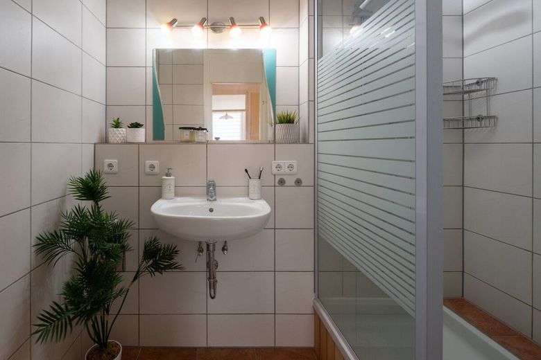 Selten in München: Uneinsehbare Wohnung mit Balkon ins Grüne – Badezimmer mit Dusche