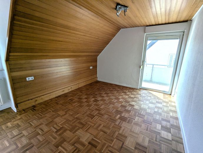 WG geeignete 4 Zimmer-DG-Whg mit Holzfußboden, Balkon, Wohnküche – Schlafzimmer