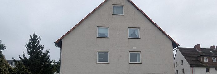 Straßenansicht mit Parkplatz
