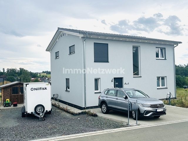 *Energieeffizienzhaus der Extraklasse - Einziehen statt bauen!* – Front Eingang