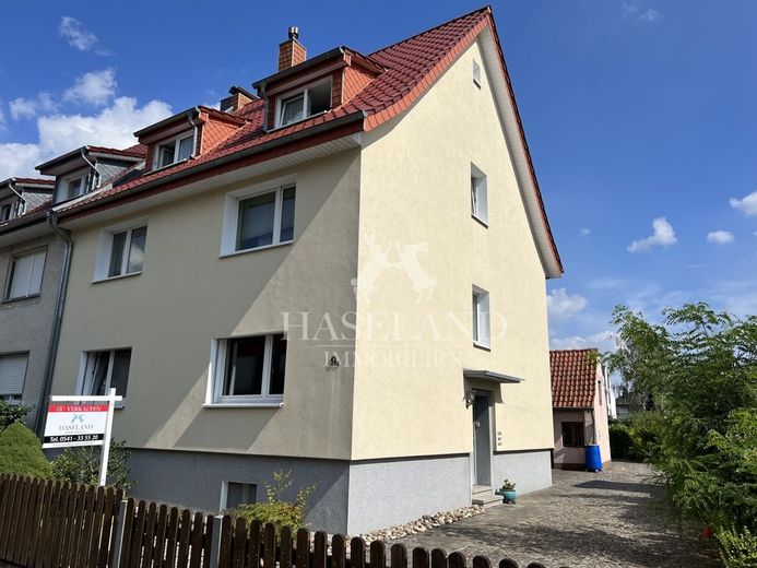 Hauseingang und Einfahrt