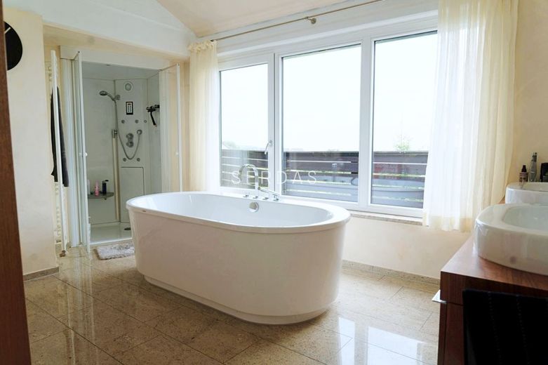Architektenvilla in ruhiger Höhenlage mit Panoramablick und großem Grundstück – Badezimmer