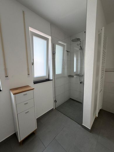 Wunderschöne 3,5-Zimmer-OG-Neubauwohnung in Randlage in Heldenstein – Bad