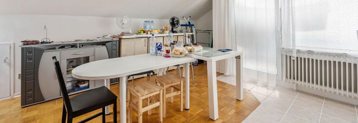 Wohnzimmer mit Balkonzugang