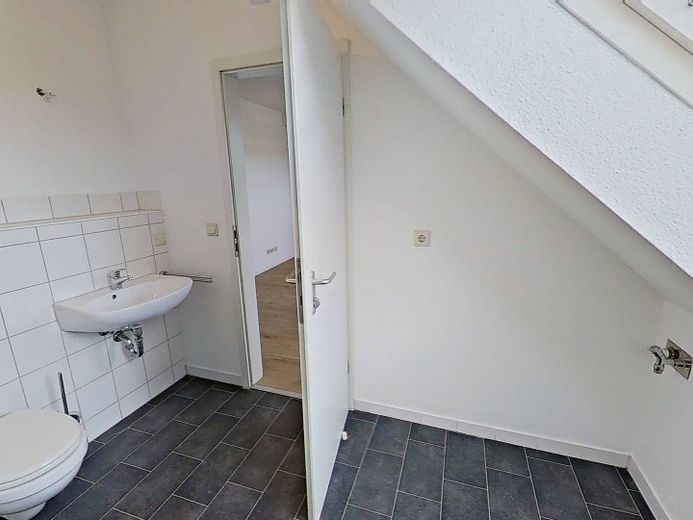 Luminoso monolocale con cucina componibile e bagno con vasca vicino al centro – Ansicht III: Bad