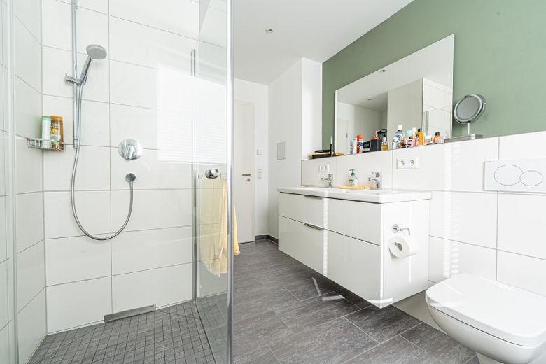 Moderne 3,5 Zimmer Wohnung in Stuttgart-West mit Balkon, Einbauküche, Aufzug, Tiefgarage, Wallbox – Badezimmer