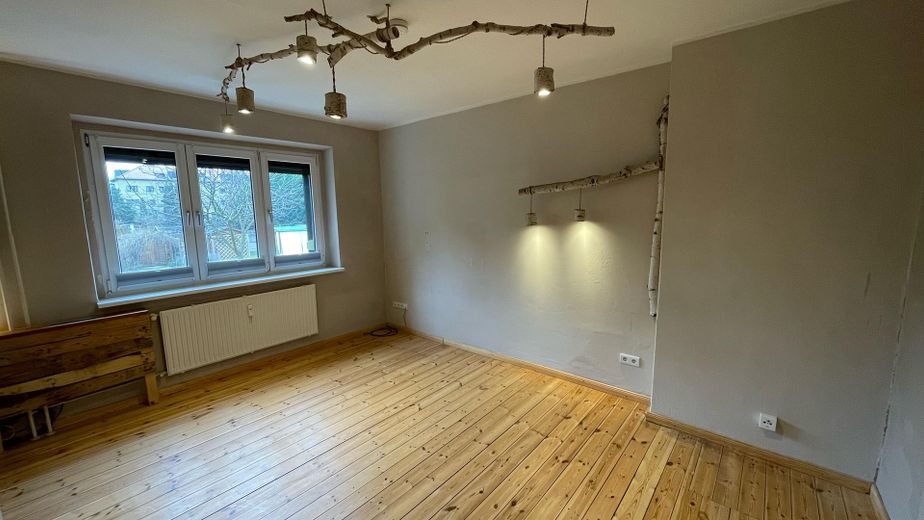 Mieszkanie 2-pokojowe z ogrodem i balkonem, wolne do zamieszkania i bez prowizji – Wohnzimmer