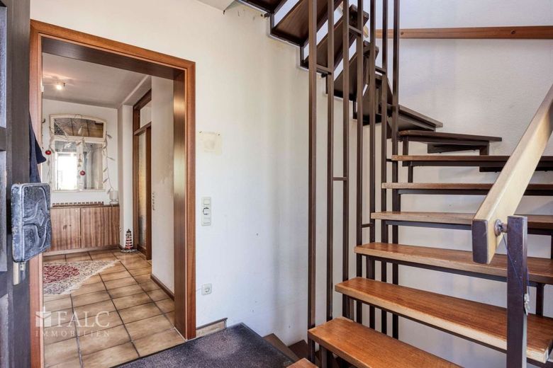 Großes Zweifamilienhaus auf traumhaften Grundstück in Glessen – Flur mit Treppe