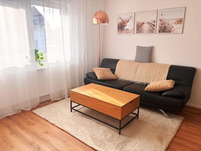 Moderne 3,5-Zimmer-Maisonette möbliert mit Heimkino, Wallbox & Klimaanlage – OG: Wohnzimmer