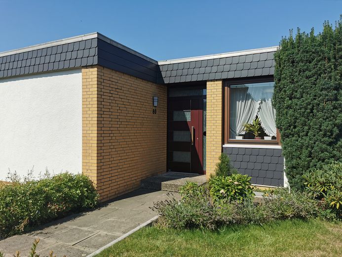 Gepflegter Bungalow mit parkähnlichem Garten – Eingang