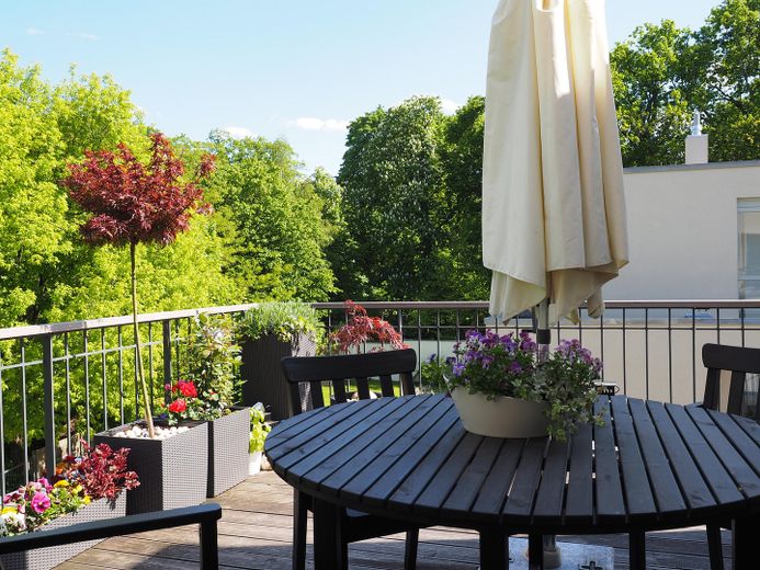 Ático en una amplia zona verde – Dachterrasse
