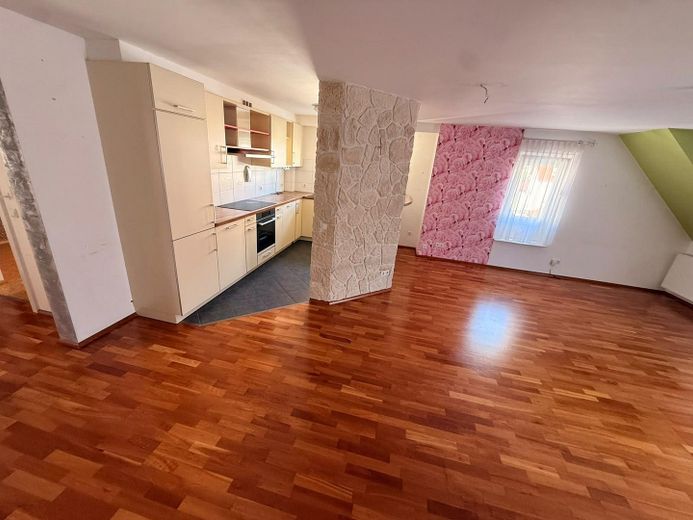 Provisionsfrei: Maisonette mit Hausgefühl, Südbalkon und 2 Tageslichtbädern inkl einem TG-Stellplatz – Wohn-/Essbereich mit Küche
