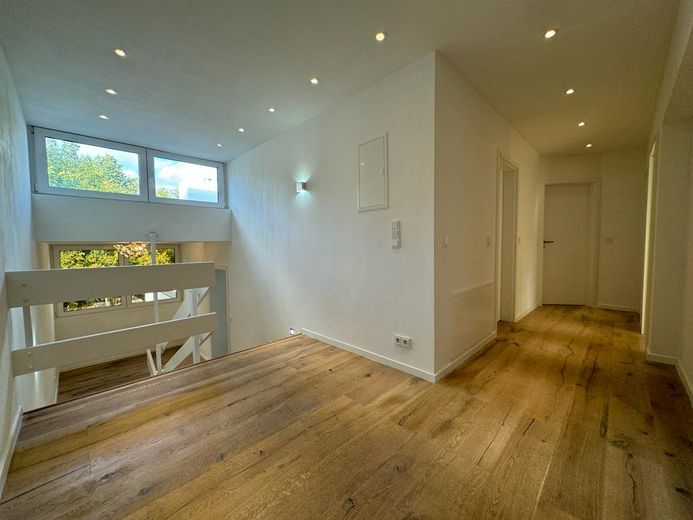 Modernes, großzügiges Einfamilienhaus mit Einliegerwohnung und Garage am Waldrand – Flur oben
