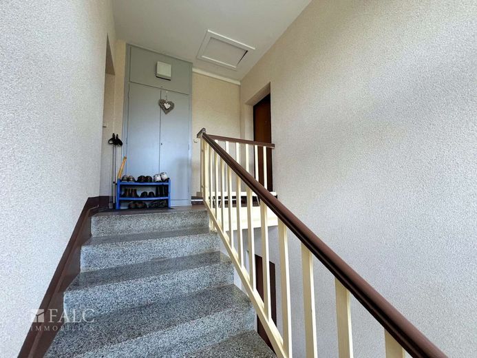 ***Top-sanierte 1-Zimmer-Wohnung in ruhiger Lage*** – Hausflur