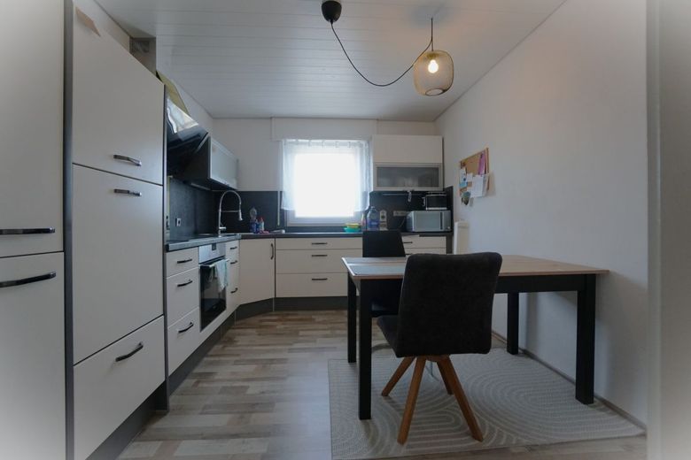 Su refugio en el verde: apartamento de 2 habitaciones con gran balcón y jardín de ensueño – Küche_2