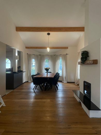 Modernisiertes Zweifamilienhaus mit 263 m² Wohnfläche, attraktiver Vermietungsperspektive – Wohn-Essbereich - Haus