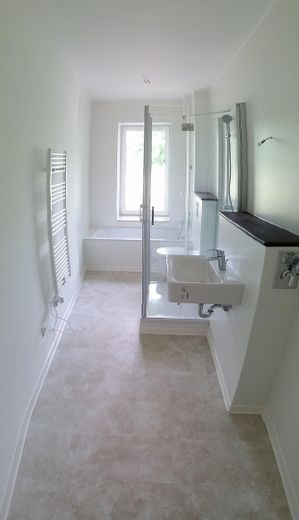 Bad mit Badewanne und Dusche