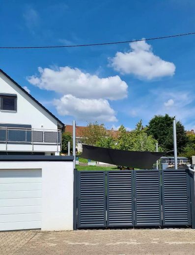 Traumhaus mit Einliegerwohnung in Saabrücken, Pool, Sauna, Klima .... – Parkplätze mit Sonnensegel