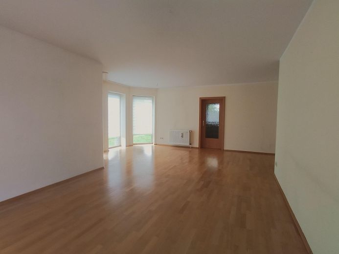 Solides MFH, Schweriner Stadtrand, als Investment o. Eigennutzung, sof. bezugsfähig, 2.505m² Grdst. – Wohnzimmer EG rechts b
