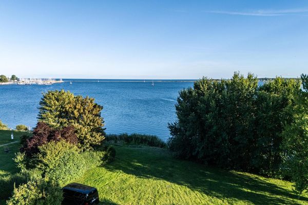 Działka budowlana 931 m² – pierwsza linia brzegowa nad cieśniną Fehmarnsund, widok na marinę