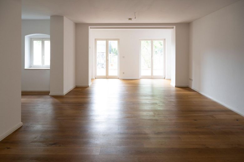 Rarität! Barrierefreie Gartenwohnung in Neobarock-Villa! – Wohnzimmer