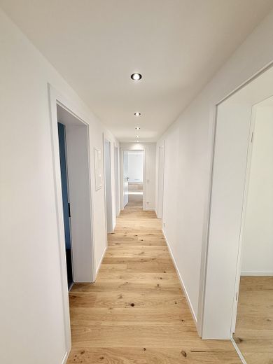 Exklusiv: Komplett neu renovierte 5,5–6‑Zimmer‑Wohnung in Top‑Lage Esslingen‑Sulzgries – Flur