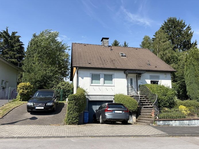 Freistehendes Einfamilienhaus mit schönem Garten und Garage in Aufderhöhe - PROVISIONSFREI – Frontansicht