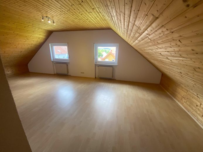 DHH ca. 170 qm Wohnfläche zuzügl. Nutzfläche, sowie Balkon Carport Stellfläche Garten – DG Studiozimmer