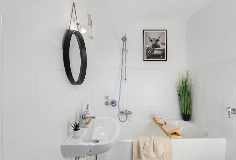 Sofort verfügbar! 18-Parteien-MFH im Regensburger Westenviertel – Badezimmer - Musterwohnung