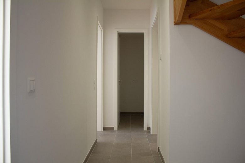 Flur mit innenliegender Treppe